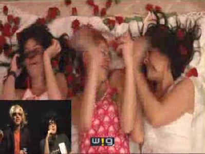 Wig Kızları, Asılmayalım